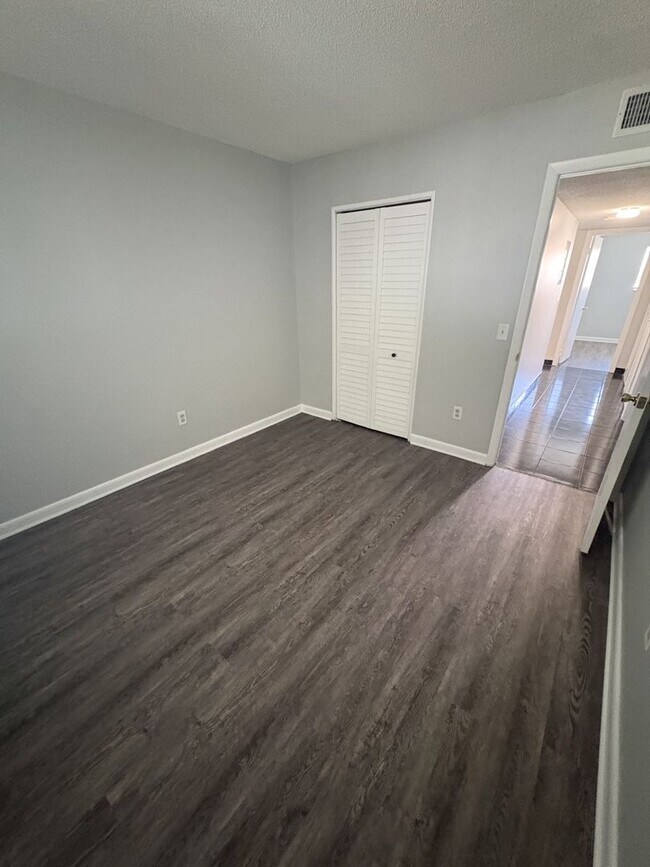 Foto del edificio - 539 E Rosewood Ln