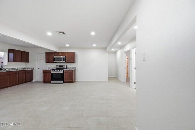 Building Photo - 6644 S 6th Ave