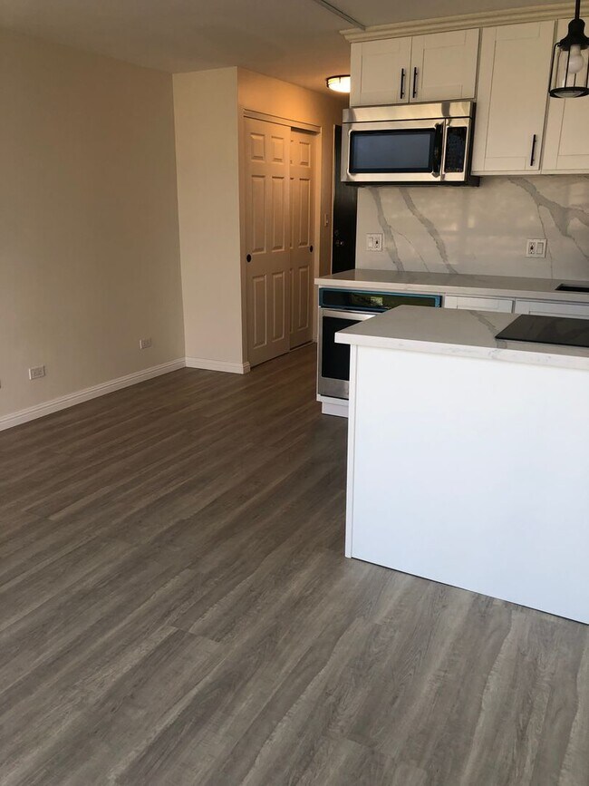 Building Photo - Completely Renovated 1 Bedroom in Waikiki