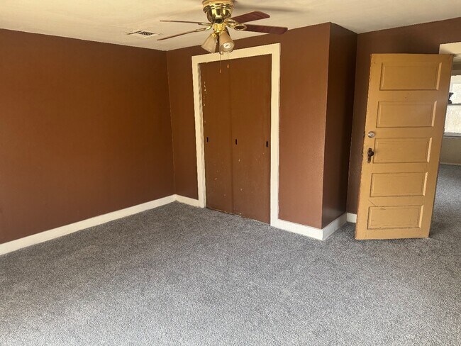 Foto del edificio - 227 E Poplar Ave