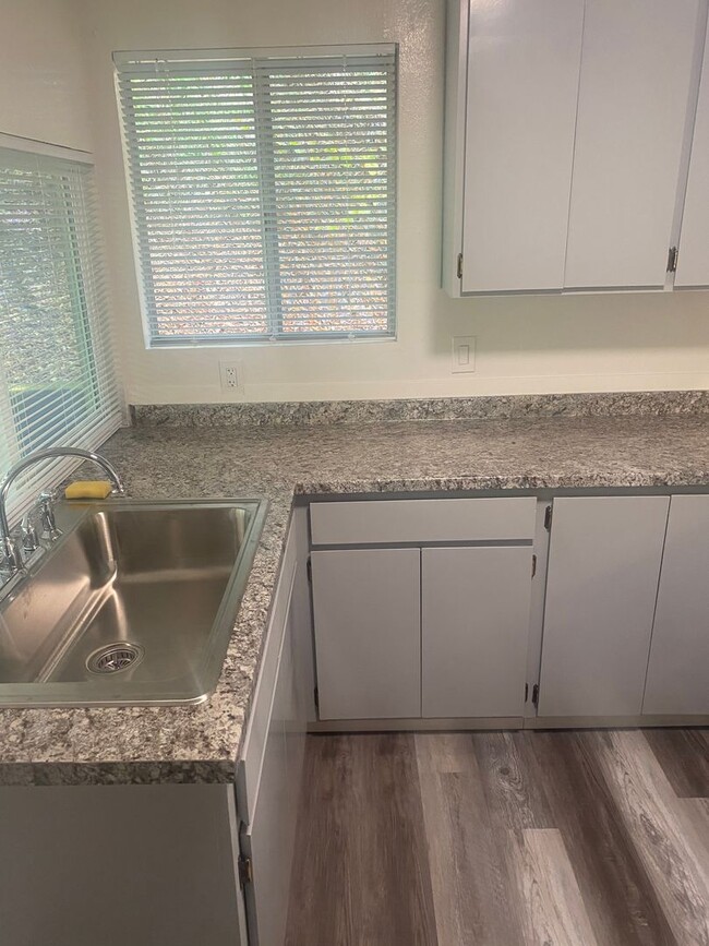 Building Photo - Newly Remodeled 2 bedroom 1 bathroom Duple...