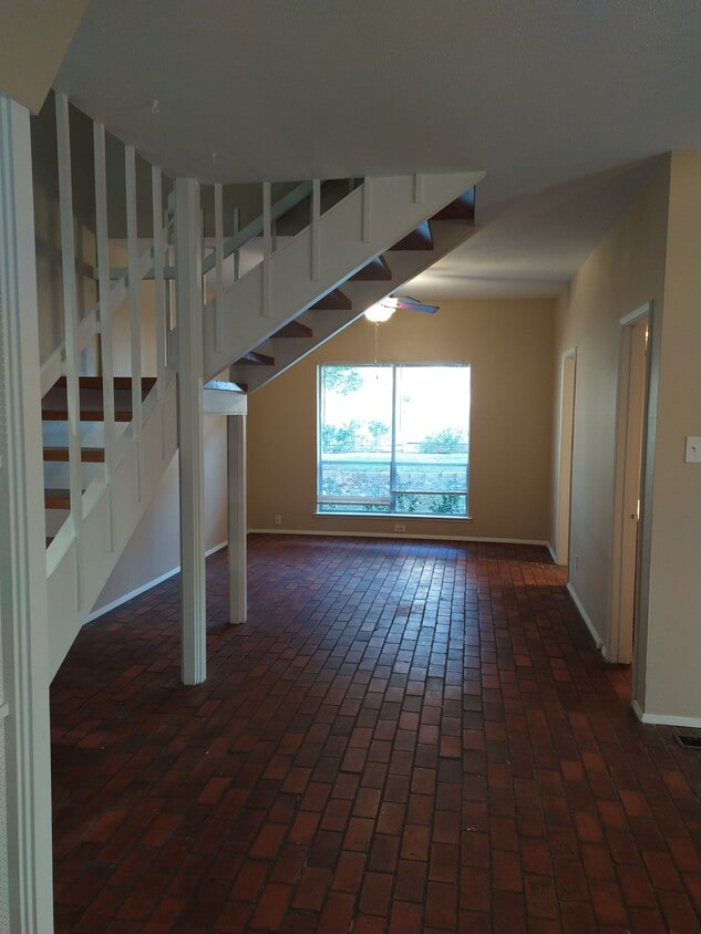 Foto principal - 7618 Village Trail Dr