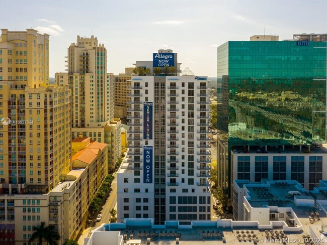 Foto del edificio - 7400 N Kendall Dr