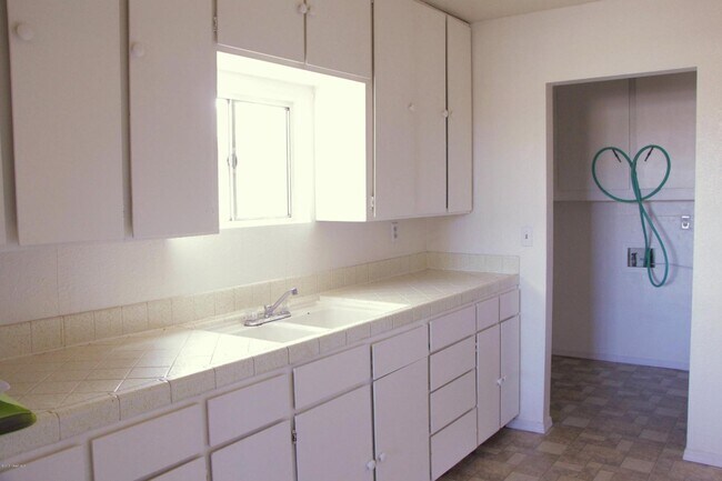 Foto del edificio - 817 W Gilmore St