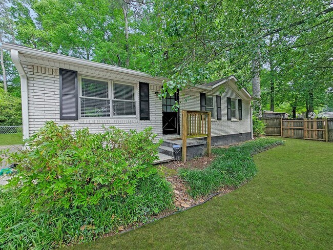 Foto del edificio - Updated 3-Bedroom Brick Ranch in Jonesboro with Fenced Yard & Prime Location