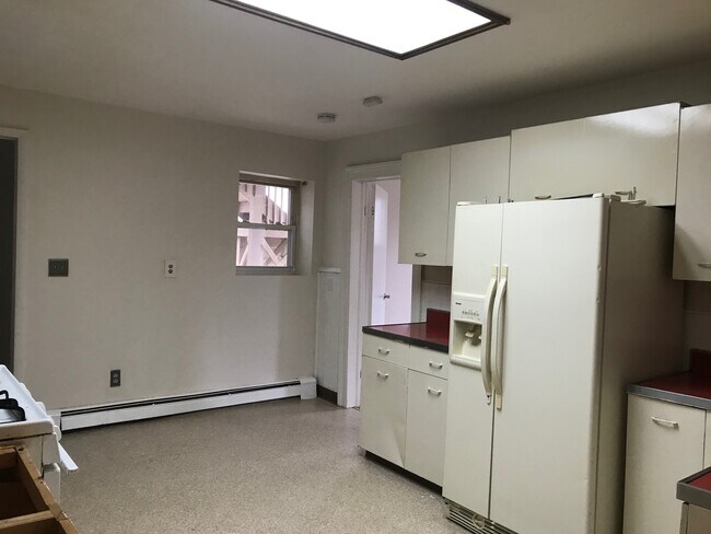 Mucho espacio para una mesa - 1 W Academy St