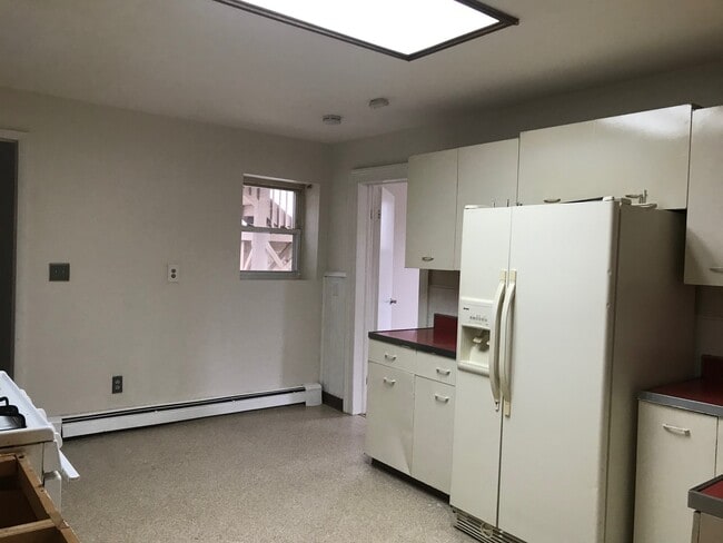 Plenty of room for a table - 1 W Academy St