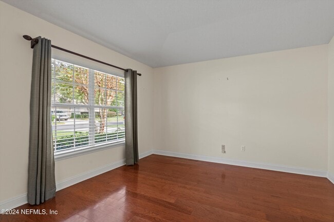 Foto del edificio - 293 Edge of Woods Rd