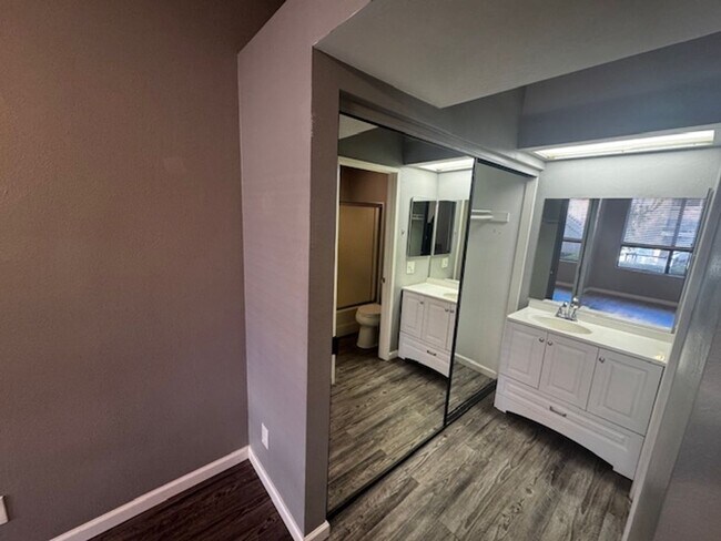 Foto del edificio - Serene 2-bedroom Condo in Orange