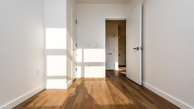 Foto del edificio - 3 br, 1 bath  - 555 Graham Ave