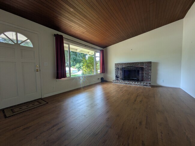 Living Room - 324 NE 157th St
