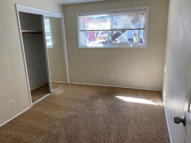 Building Photo - Downtown 2 bedroom ground floor apartment