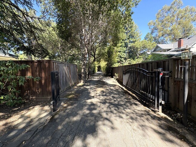 Foto del edificio - Beautiful Serene 4-Bedroom Home on a Gated...