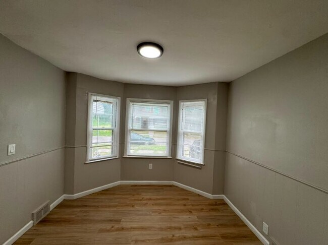 Foto del edificio - 12037 Corbett Ave
