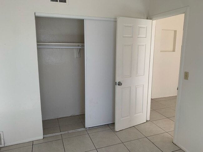 Building Photo - 379 E Thoroughbred St