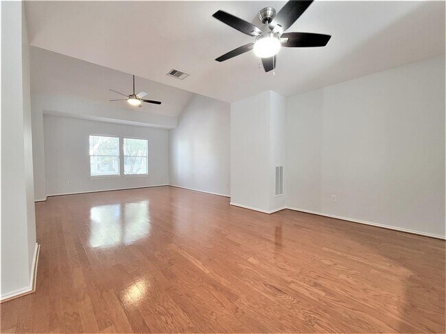 Building Photo - 1131 W 24th St