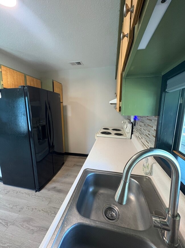 Kitchen - 613 E Williams Ave