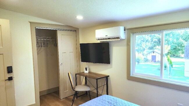 Building Photo - 1704 S Forest Dr