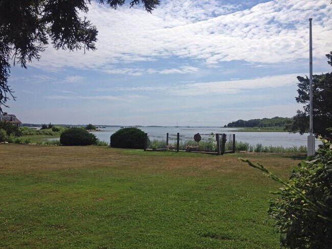 Foto del edificio - 79 Mattapoisett Neck Rd