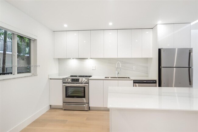 Building Photo - 17109 N Bay Rd  D-202 Sunny Isles Beach Fl...