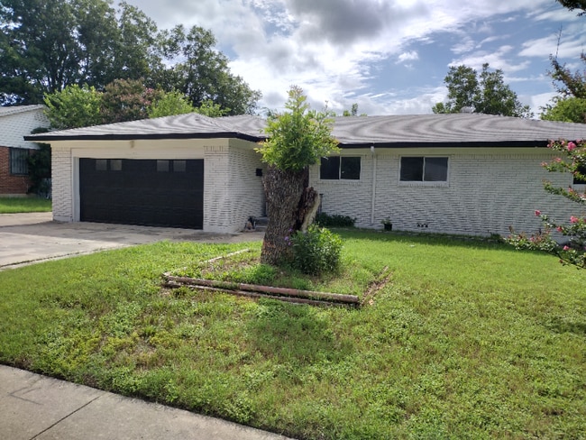 Building Photo - 1206 Pine Dr