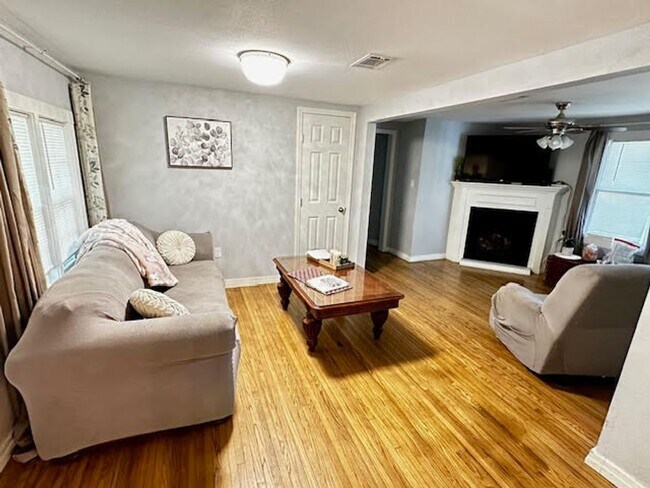 Foto del edificio - A Great, Fully Furnished Home in the Heart...