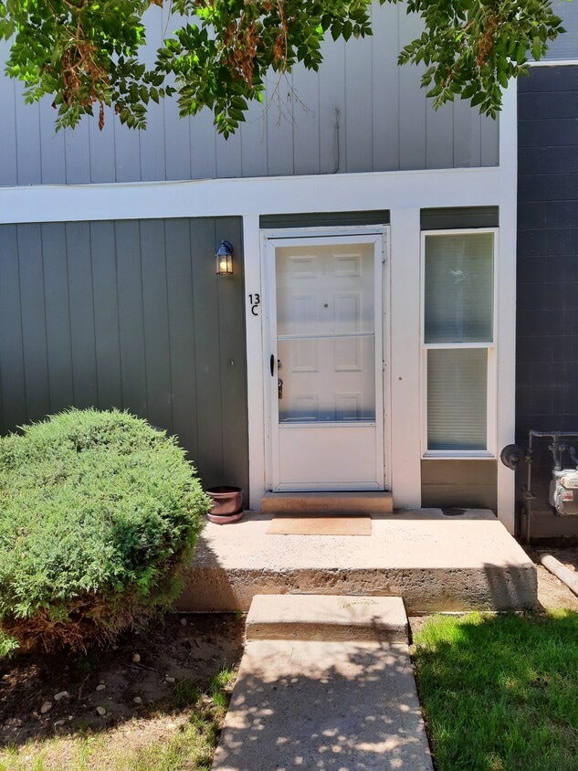 Location Raintree East - 9901 E Evans Ave