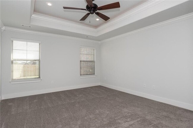 Building Photo - 4 Bed with LOFT!