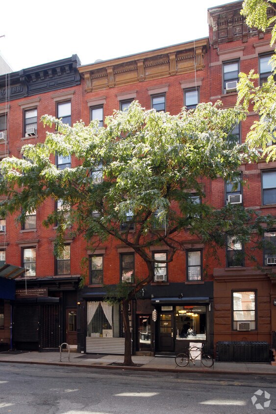 Foto del edificio - 446 W 50th St