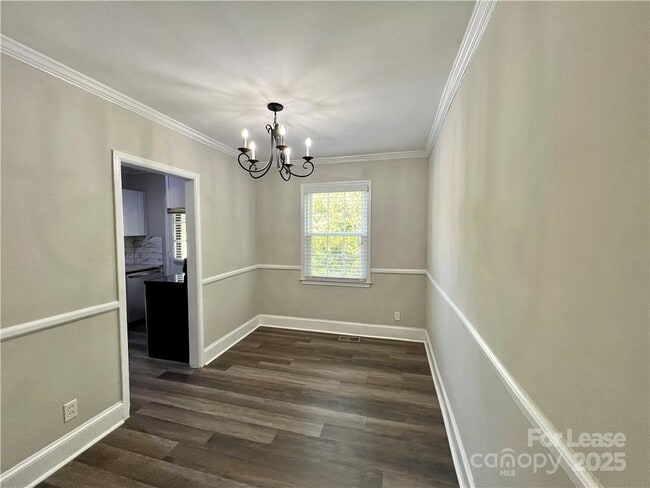 Building Photo - 204 N Laurel Ave