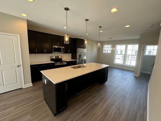 Building Photo - Townhouse for Rent in Preston Lake