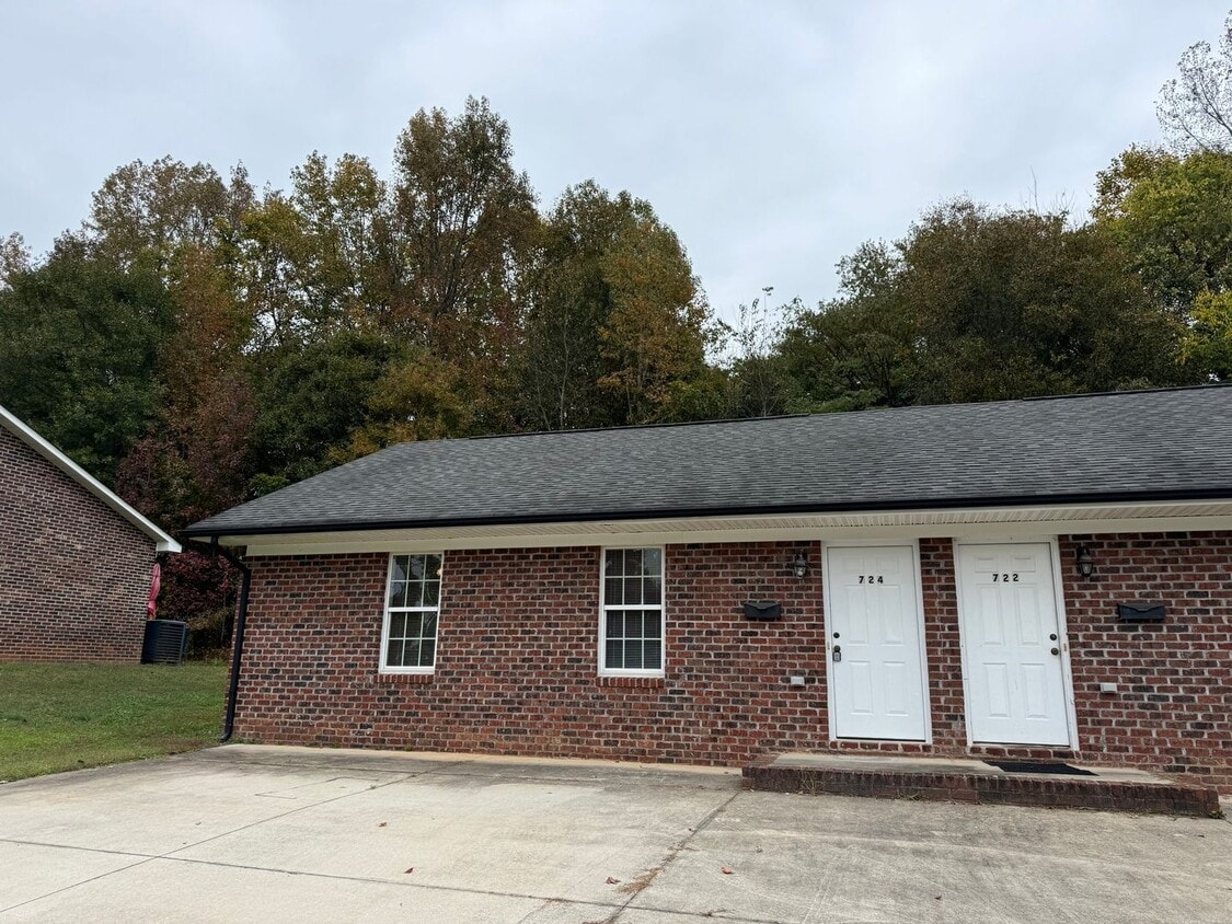724 Murphy St, Stanley, NC 28164 Condo for Rent in Stanley, NC