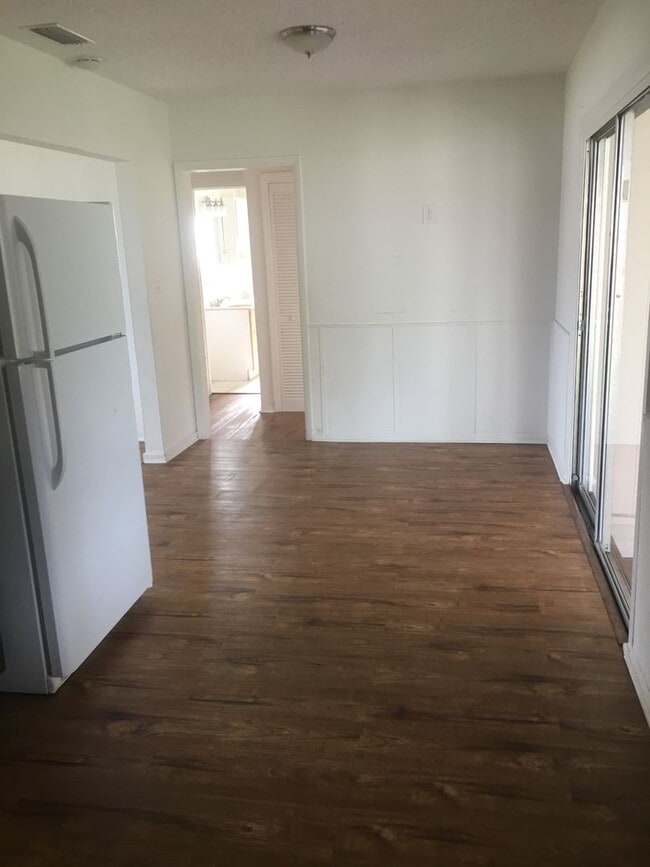 Building Photo - Spacious 4BR Home with Fenced Yard, Screened Patio & Updated Interior – 1,354 Sq Ft