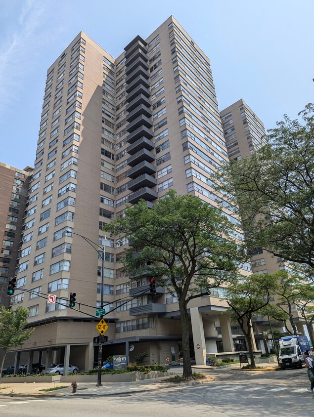 Primary Photo - 6301 N Sheridan Rd