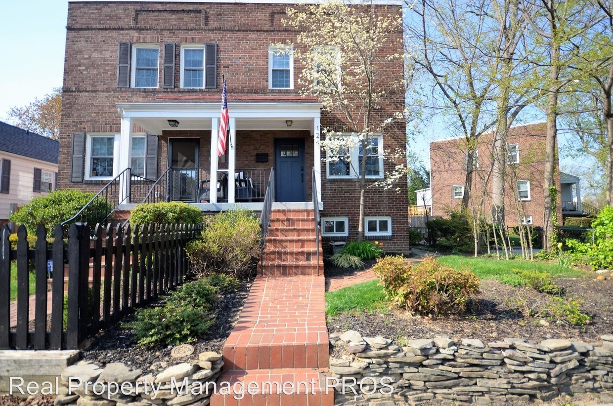 Primary Photo - 3 br, 2 bath House - 124 East Maple St.