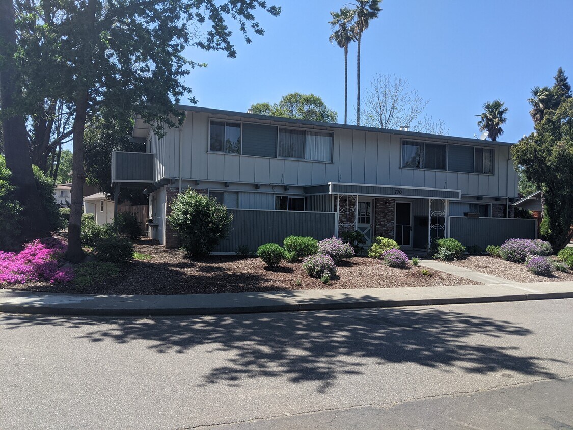 Front of Building - 770 El Camino Ave