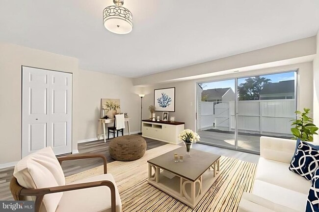 Building Photo - 107 St Charles Square