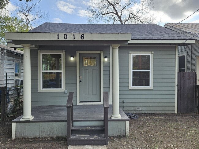 Building Photo - 1016 Center St