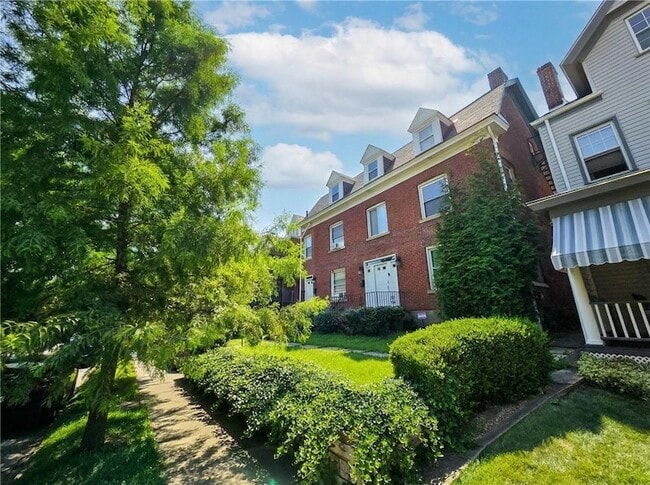 Building Photo - 224 S Pacific Ave