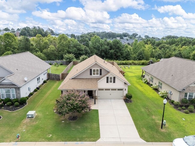 Building Photo - Beautiful 3 Bedroom Home with Modern Finis...