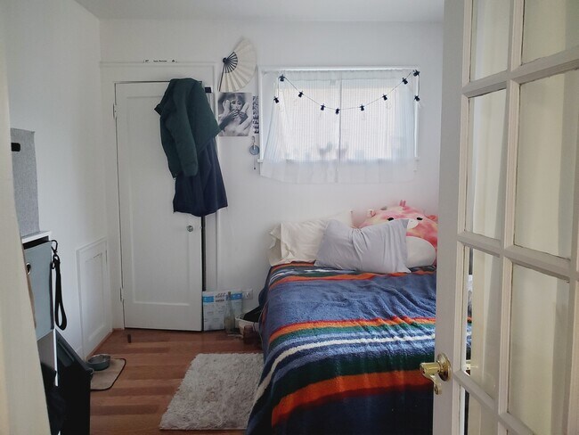 Spacious bedrooms with lots of natural light - 2835 Cottonwood Ave