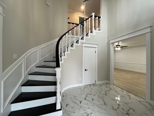 Building Photo - Spacious Two Story Home in Country Club Es...