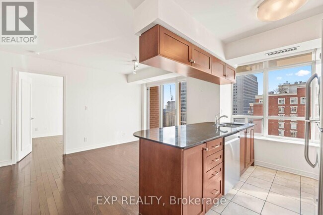 Photo du bâtiment - 60 St Clair Ave W