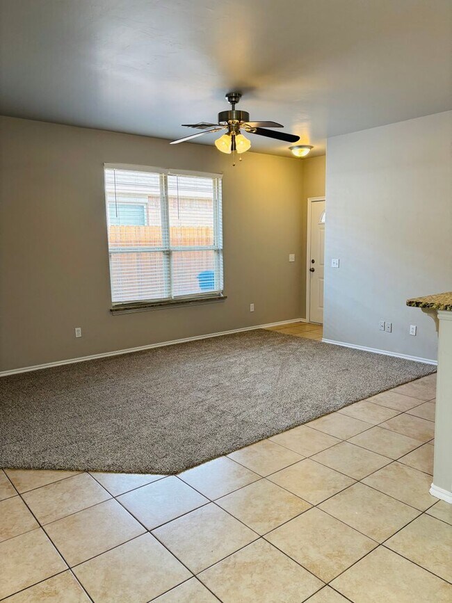 Building Photo - 3 Bedroom 2 Bath Duplex with 2 car Garage!!