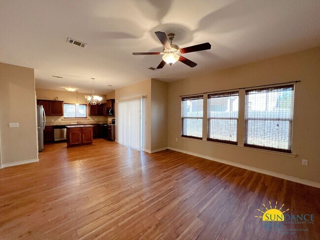 Foto del edificio - Beautiful 2 story home in South Crestview!