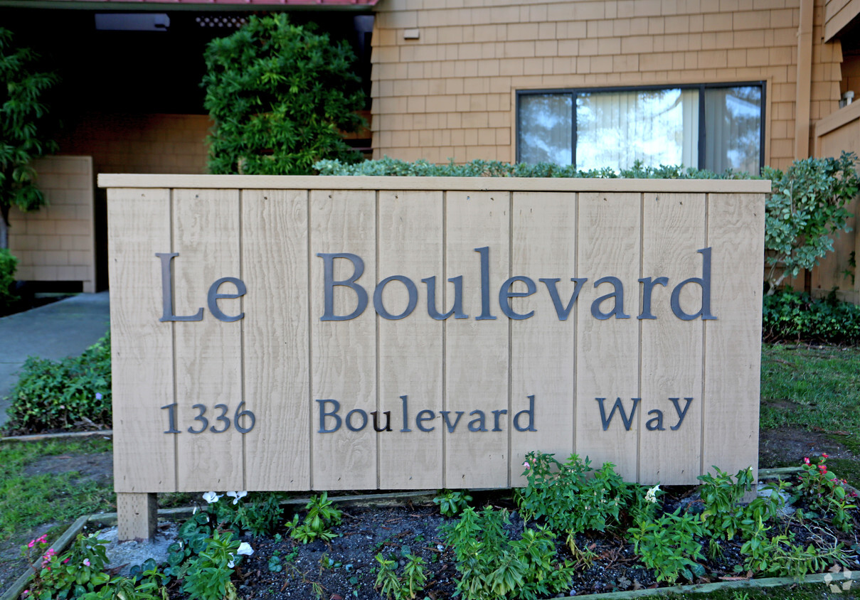 Building Photo - Le Boulevard Apartments