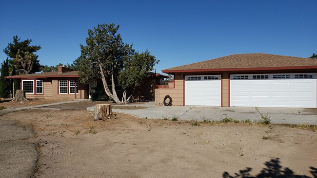 Building Photo - 3 Bed, 2 Bath Hesperia Home!!