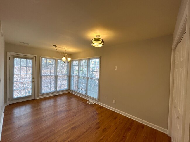 Building Photo - 1061 Emerson Dr