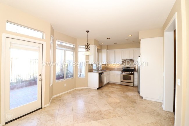 Foto del edificio - 4 Bed 3 Bath House w/ 2-car garage