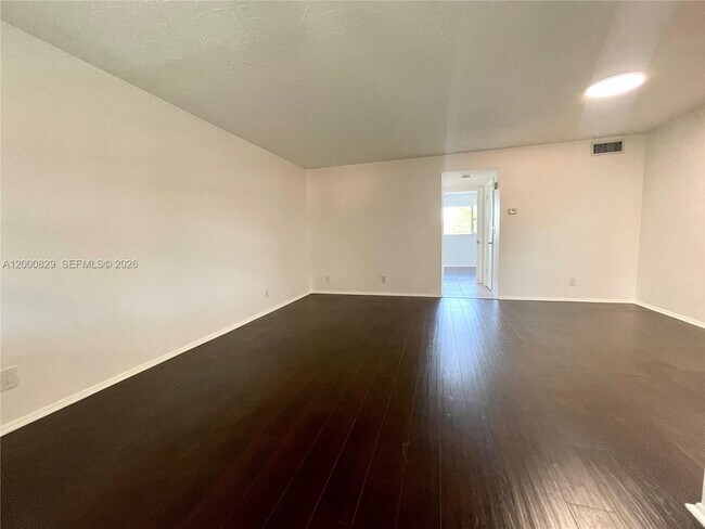 Foto del edificio - 250 Layne Blvd